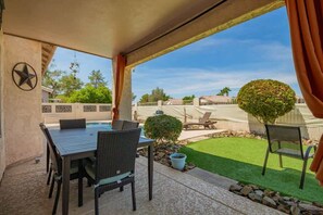 Outdoor dining - Chandler 4BR Getaway w/ Pool, Games & Fast Wi-Fi (Chandler)