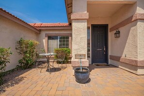 Outdoor dining - Chandler 4BR Getaway w/ Pool, Games & Fast Wi-Fi (Chandler)
