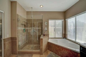 Shower, hair dryer, shampoo - Chandler 4BR Getaway w/ Pool, Games & Fast Wi-Fi (Chandler)