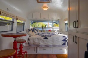 WiFi, bed sheets - Airstream | Close to DT PHX | Fully Loaded (Phoenix)