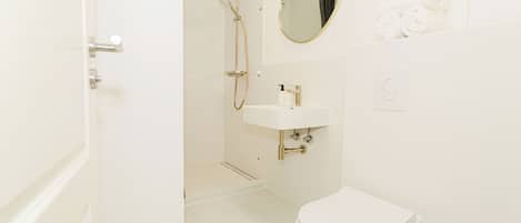 Sèche-cheveux, serviettes fournies, savon, papier toilette