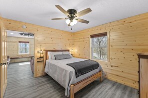 Room - Clear Creek Valley Cabins- Deer View (Lancaster)