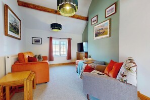 TV - The Winners Enclosure Countryside 2 Bed Flat (Withington)