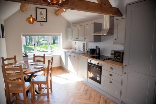 The Winners Enclosure: Countryside Flat Above a Village Pub