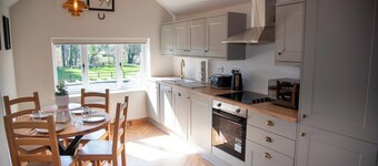 The Winners Enclosure: Countryside Flat Above a Village Pub