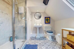 Hair dryer, towels - The Winners Enclosure Countryside 2 Bed Flat (Withington)
