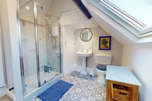 Hair dryer, towels - The Winners Enclosure Countryside 2 Bed Flat (Withington)