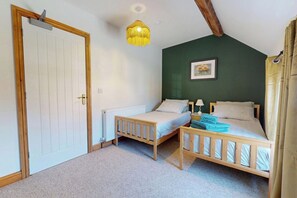 2 bedrooms, iron/ironing board, free WiFi, bed sheets - The Winners Enclosure Countryside 2 Bed Flat (Withington)
