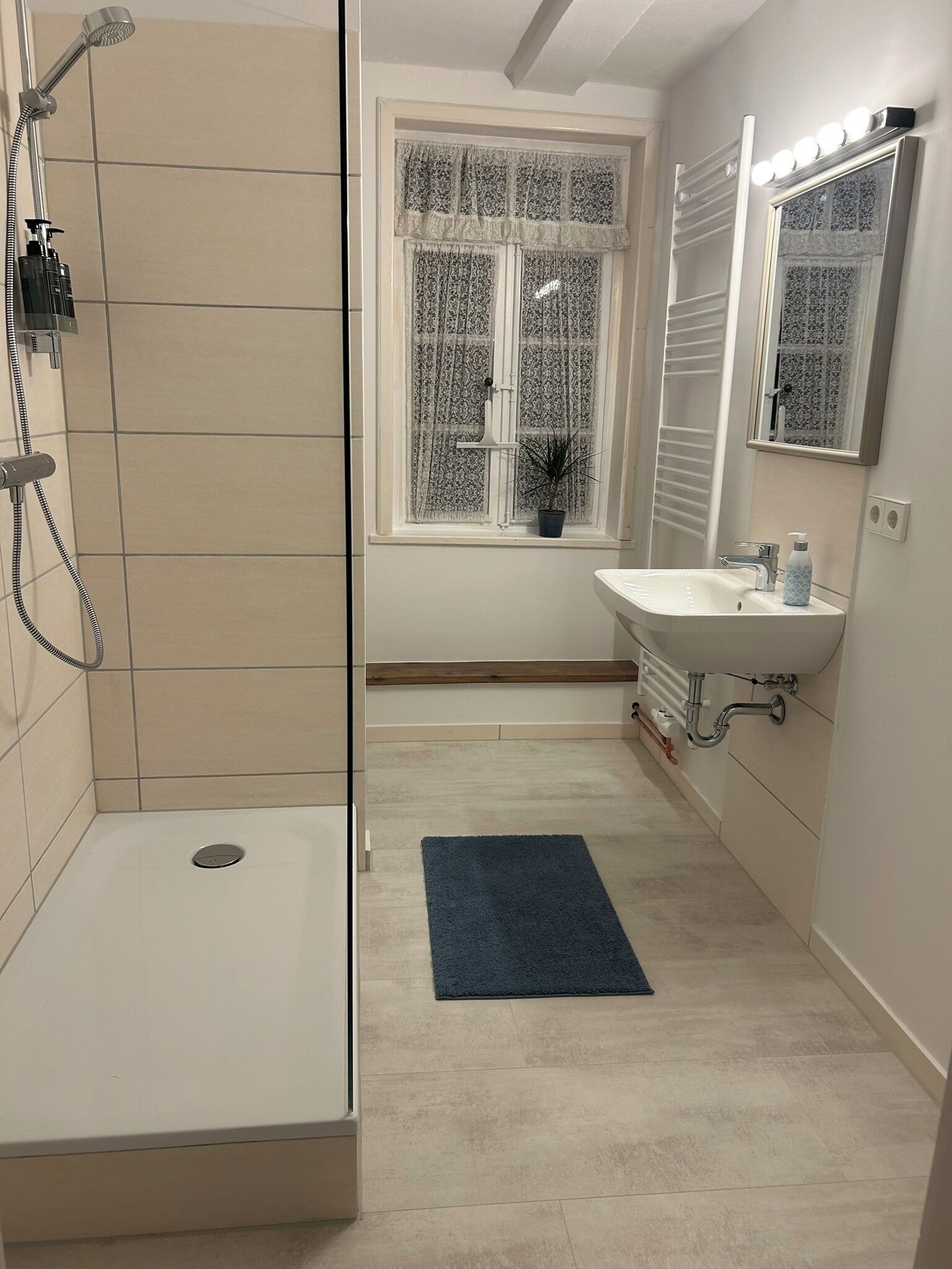 Douche, sèche-cheveux, serviettes fournies, savon