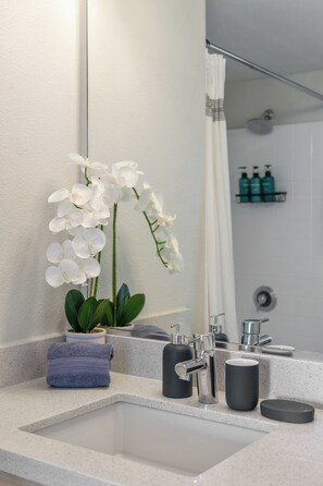 Shower, hair dryer, towels, soap - Sea Glass Jade' Oceanfront Full Beach & Ocean View Premium location 1BR 1BA (Santa Monica)