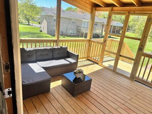 Living area - 3-bedroom house in peaceful Fort Washington with AC comfort (Fort Washington)