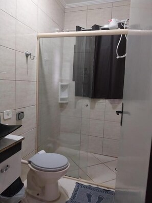 Chambre Double Classique | Salle de bain | Douche, savon, papier toilette