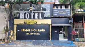 Ein Hotel Eingang mit einem Schild, das 'Hotel Pousada' und 'Toka do Skillo' zeigt.