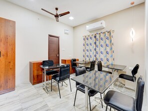 House | Dining - Deluxe Super Collection O Vadapalani (Chennai)
