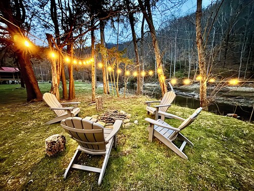 Rustic Riverfront Cabin on the Pigeon River - Mountain Views & Peaceful Retreat