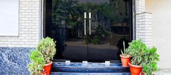 Classic With Balcony Cafe 8