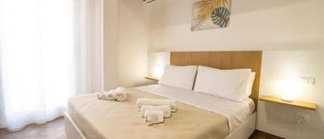 Quarto casal ou duplo, sacada, vista para a montanha | Cofres nos quartos, cortinas blackout, Wi-Fi de cortesia