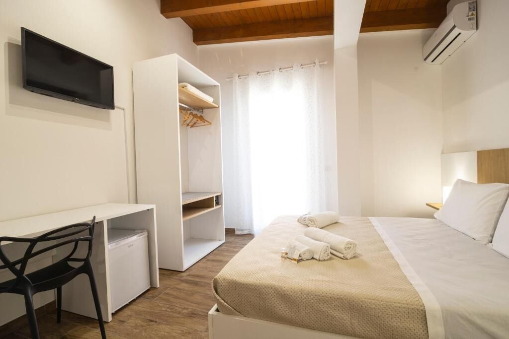 Camera con letto matrimoniale o 2 letti singoli, balcone, vista montagna | Una cassaforte in camera, tende oscuranti, Wi-Fi gratuito