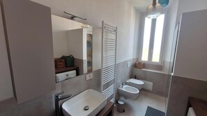 Shower, hair dryer, bidet, towels - Tatta House - Luino center cin: en012092C24J6FDU5S (Luino)