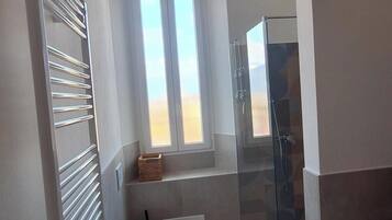 Dusche, Haartrockner, Bidet, Handtücher
