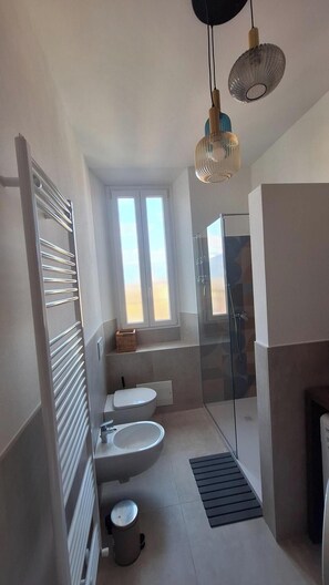 Shower, hair dryer, bidet, towels - Tatta House - Luino center cin: en012092C24J6FDU5S (Luino)