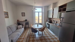 A compact kitchen with a dining area, a sofa, and a window. - Tatta House - Luino center cin: en012092C24J6FDU5S (Luino)