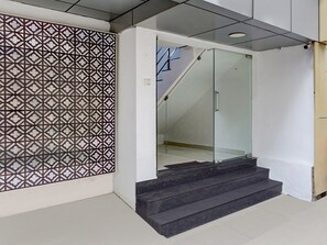 House | Reception - Deluxe Super Collection O Vadapalani (Chennai)