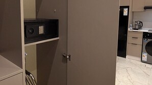 Eine Küche mit Schränken, einem Kühlschrank, einer Kaffeemaschine und einem Geschirrspüler.