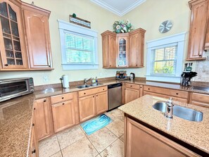 Microwave, oven, stovetop, dishwasher - Hyde Park spacious 3-bedroom townhome with gym & sauna (Tampa)