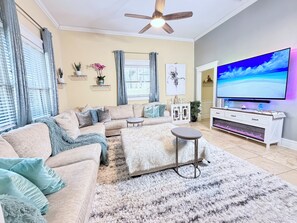 TV, fireplace - Hyde Park spacious 3-bedroom townhome with gym & sauna (Tampa)
