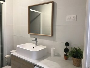 Shower, hair dryer, soap, toilet paper - Une jolie vue-2-room apartment Sea view South-facing balcony near beach and town (Wimereux)