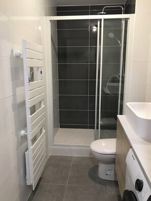 Shower, hair dryer, soap, toilet paper - Une jolie vue-2-room apartment Sea view South-facing balcony near beach and town (Wimereux)