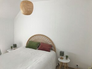1 habitación, tabla de planchar con plancha y cuna de viaje
