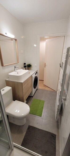 Shower, hair dryer, soap, toilet paper - Une jolie vue-2-room apartment Sea view South-facing balcony near beach and town (Wimereux)