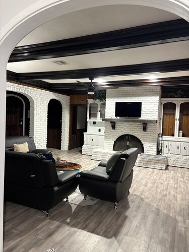 Becky’s Country Come to Town 
Private Billiards Lounge & Cozy Retreat