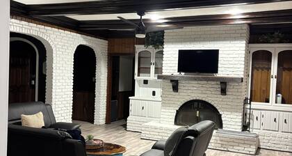 Becky’s Country Come to Town
Private Billiards Lounge & Cozy Retreat