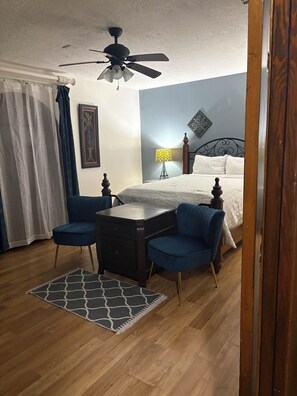 4 bedrooms, iron/ironing board, WiFi, bed sheets