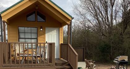 Secluded tiny cabin with hot tub on private acreage close to downtown Tulsa