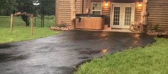Secluded tiny cabin with hot tub on private acreage close to downtown Tulsa