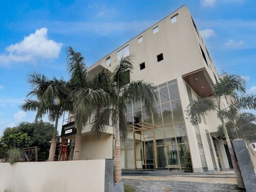 Collection Park Taramandal Krishna Inn