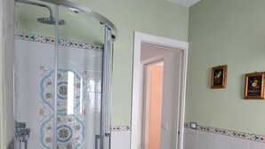 Une salle de bain avec une douche, des toilettes et un lavabo.