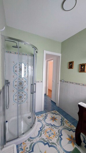 Shower, hair dryer, bidet, towels - Elenahouse in the Kalsa (Palermo)