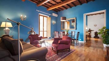 Departamento Deluxe, balcón, vista a la ciudad | Área de sala de estar