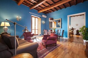 Deluxe Apartment, Balcony, City View | Living area | 40-inch LED TV with digital channels - Apartments Via Giulia (Rome)