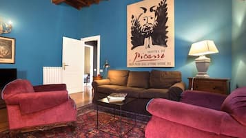 Departamento Deluxe, balcón, vista a la ciudad | Área de sala de estar