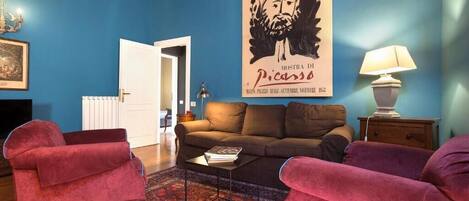 Deluxe-huoneisto, parveke, kaupunkinäköala | Oleskelualue