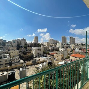 Property grounds - Amazing 4-bedroom apartment with AC in welcoming Amman (Amman)