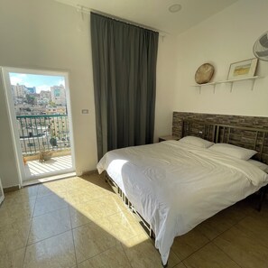 4 bedrooms, iron/ironing board, WiFi, bed sheets - Amazing 4-bedroom apartment with AC in welcoming Amman (Amman)