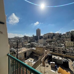 Property grounds - Amazing 4-bedroom apartment with AC in welcoming Amman (Amman)