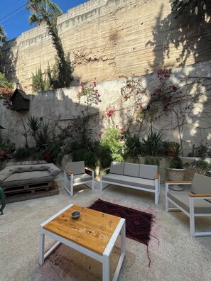 Terrace/patio - Amazing 4-bedroom apartment with AC in welcoming Amman (Amman)